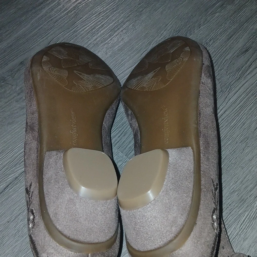 Comfortview Pixie tan ankle strap heels with embroidery on side Sz 10WW NWOT